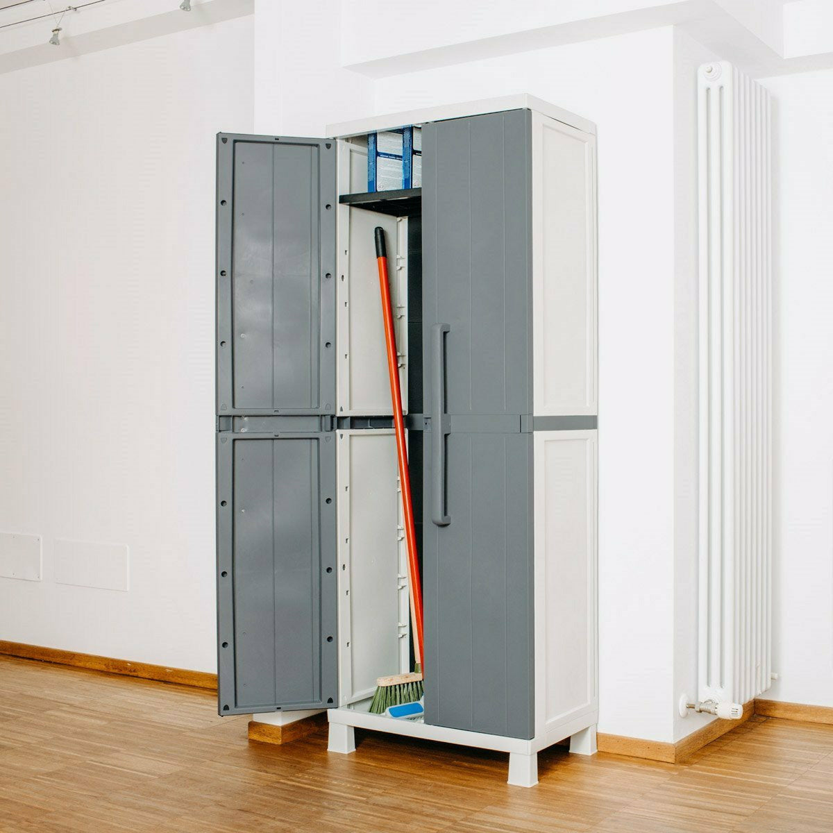 TOOMAX - Armadio Portascope Anniversary Midi 2 ante
con 1 vano porta-attrezzi e 2 ripiani posizionabili - h173x65x37 cm
